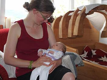 Helene - hier mit ihrer Mutter Anne Kruse - ist eines von 52 Kindern, das im Jahr 2014 in Bad Brückenau geboren wurden. Foto: Ulrike Müller
