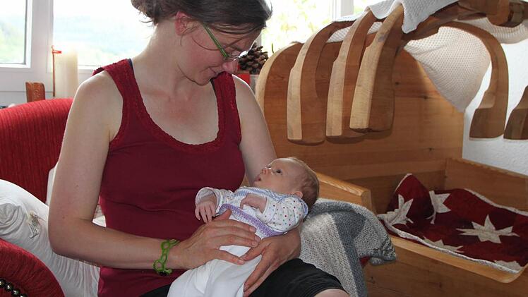 Helene - hier mit ihrer Mutter Anne Kruse - ist eines von 52 Kindern, das im Jahr 2014 in Bad Brückenau geboren wurden. Foto: Ulrike Müller