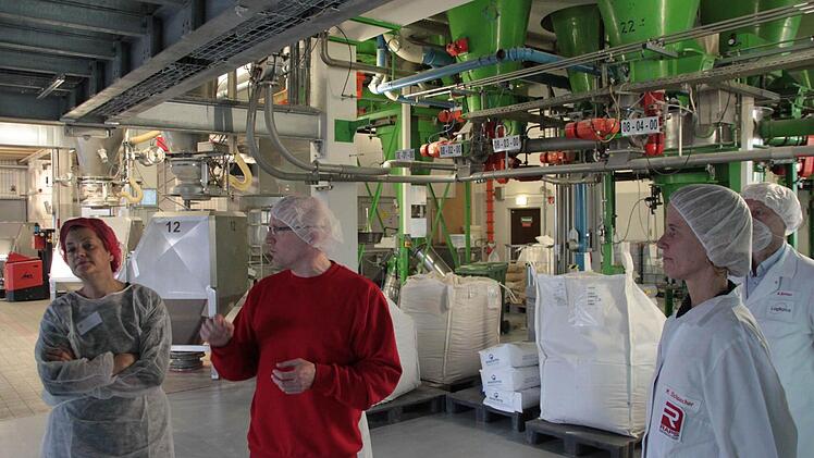 Werkleiter Bernd Schöpf führte Journalisten aus ganz Deutschland durch die Produktionshallen der Firma Raps. Geschäftsführerin Maria-Johanna Schaecher (rechts) hatte zuvor über die strategischen Ziele des Kulmbacher Unternehmens informiert.  Foto: Jürgen Gärtner