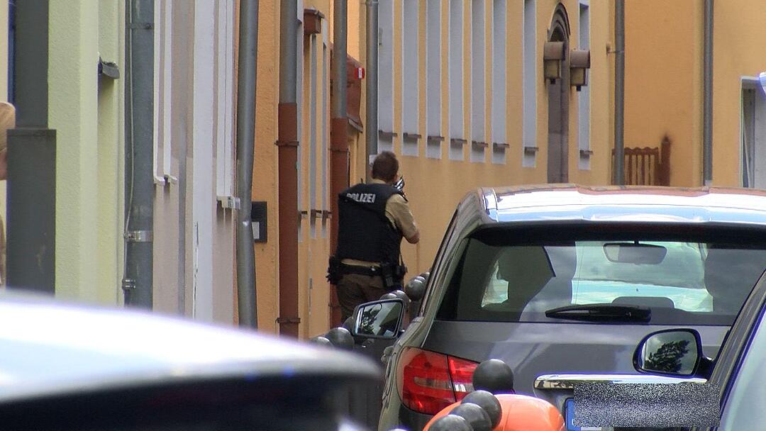 SEK Einsatz - Mann droht mit angeblicher Waffe