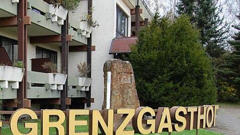 Angie Katze ist seit einigen Monaten Eigentümerin des Grenzgasthofs in Fürth am Berg. Sie plant dort ein "Schlagerhotel". Foto: Oliver Schmidt