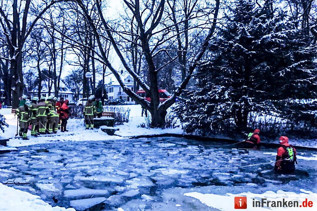 Tragischer Eisunfall in Bayreuth: Hund und Frauchen brechen in Weiher ein