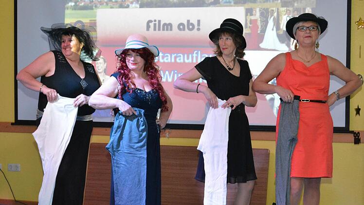 Dass die "lange Ünnerhoase" ein Mode-Accessoires ist, das im Moment wieder eine Renaissance erlebt, zeigten die vier Models, die die neusten Kreationen von Star-Designer von "Roland" Darnell präsentierten. Foto: Björn Hein