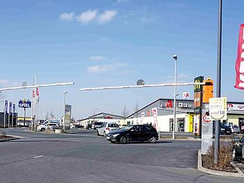 Die Gemeinde hat bereits Schranken installiert, um Lastwagen an der Einfahrt zu hindern. Foto: Richard Sänger