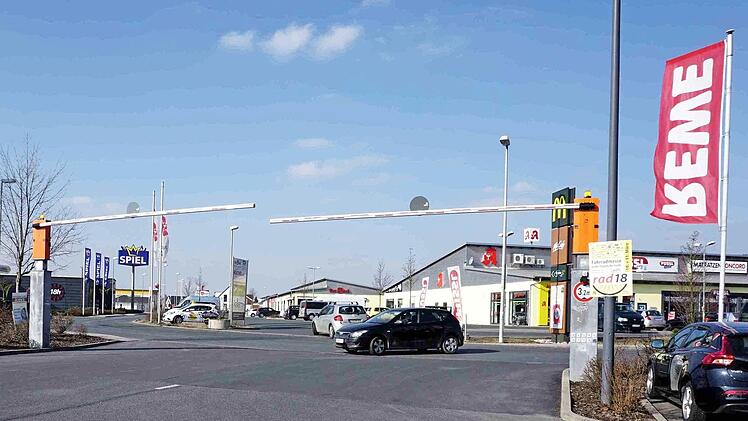 Die Gemeinde hat bereits Schranken installiert, um Lastwagen an der Einfahrt zu hindern. Foto: Richard Sänger