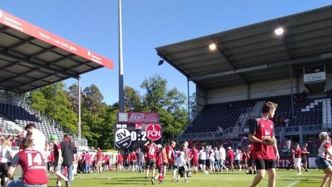 Erinnerungsfotos und natürlich ein Stück vom "Heilgen Rasen" - auch die Gruber nahmen sich am Sonntag Sandhausener Gras mit heim.