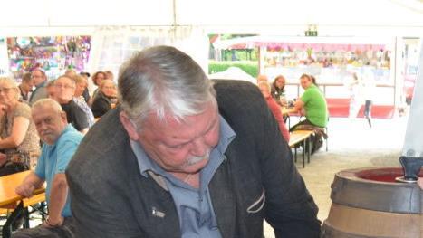 Allein mit Muskelkraft vollzieht Bürgermeister Mrosek seinen 18. Bieranstich auf dem Schützenfest.   Foto: Thomas Micheel