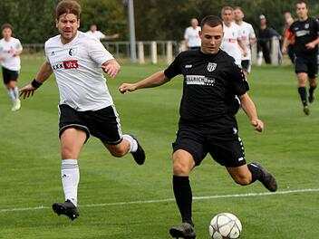 Spfr. Steinbach - FC Sand II. Gl&uuml;ck hat der Steinbacher Sebastian Bujtor (links), dass der Schuss des Sanders Andre L&ouml;rzer (rechts) aus 14 Metern knapp am rechten Pfosten vorbeigeht. Foto: G&uuml;nther Geiling