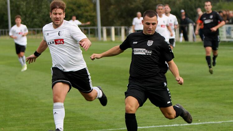 Spfr. Steinbach - FC Sand II. Gl&uuml;ck hat der Steinbacher Sebastian Bujtor (links), dass der Schuss des Sanders Andre L&ouml;rzer (rechts) aus 14 Metern knapp am rechten Pfosten vorbeigeht. Foto: G&uuml;nther Geiling