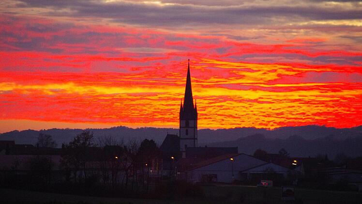 Die Kirche St. Kilian in Staffelstein im Abendrot