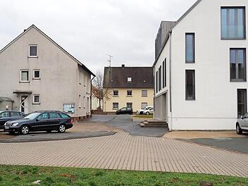 Mit Hilfe der Städtebauförderung will der Markt Buttenheim unter anderem das Umfeld des Rathauses (rechts im Bild) neu gestalten. Links das alte Buttenheimer Rathaus, das dann wohl abgerissen wird. Foto: Andrea Spörlein