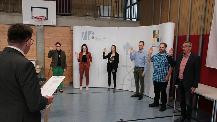 Warmuth (von links) vereidigte die neuen Stadträte Monika Horcher (Grüne), Emma Bindrum (Gen Z), Maria Pfaff (Junge Liste), Yannick Pfriem (Freie Wählerschaft), Tobias Knüttel (CSU) und Reinhard Schaupp (CBB). Foto: Ralf Ruppert
