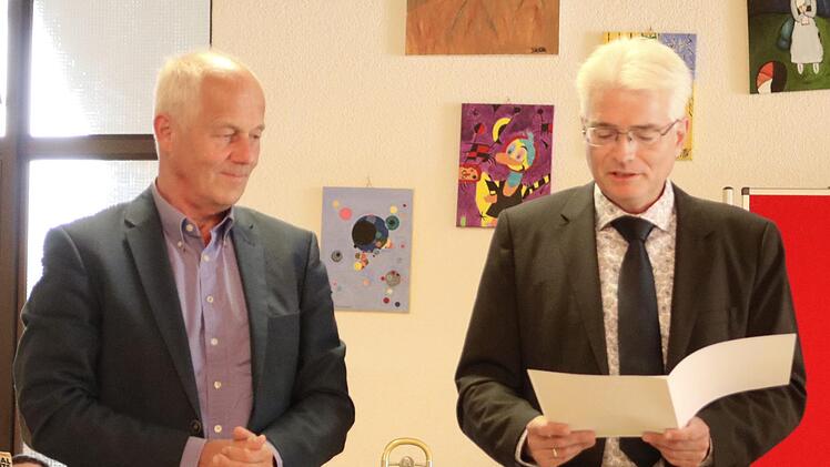 Leitender Schulamtsdirektor Stefan Kuen (rechts) überreichte die Pensionierungsurkunde an Michael Pfitzner, der als Rektor der Friedrich-Baur-Schule zum Monatsende in den Ruhestand geht. Foto:  Klaus Klaschka