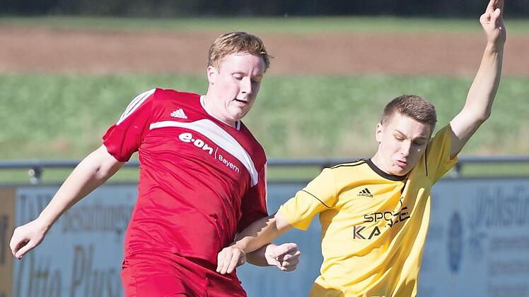 Der SV Steinwiesen und Niklas Renk (gelbes Trikot) wollen beim FC Mitwitz II ihre Auswärtsbilanz aufbessern. Jonas Trukenbrod und die SG Gundesldorf/Reitsch haben mit dem Kellerkind SG Kleintettau II/Buchbach eine vermeintlich einfache Aufgabe vor sich.  Foto: Heinrich Weiß