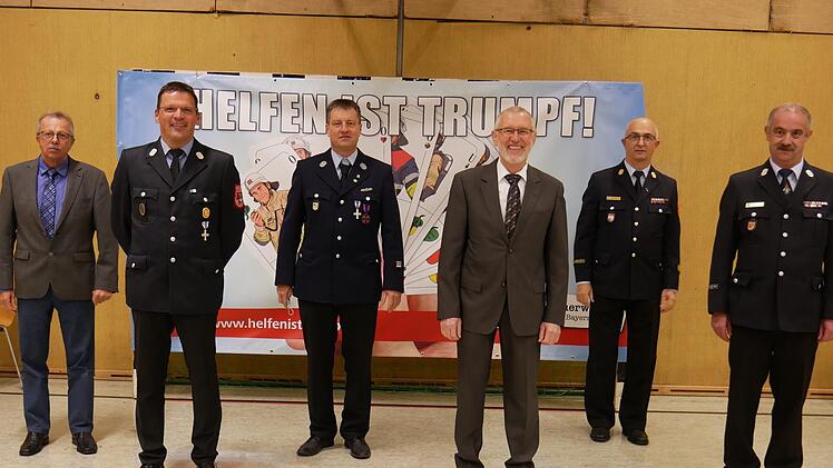 Geehrte aus dem Altlandkreis Bad Kissingen: (von links) stellvertretender Landrat Emil Müller, Christian Horn, Guido Schneider, Ex-Bürgermeister Waldemar Bug, KBI Roland Geis und Klaus Preisendörfer. Foto: Daniel Wiener