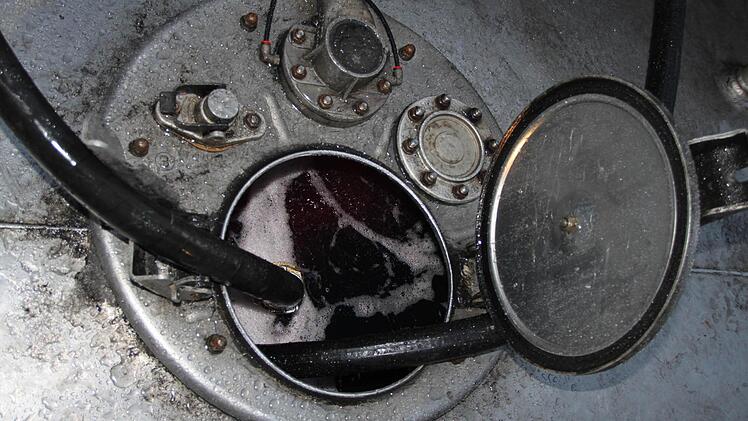 ... in ein anderes Transportfahrzeug der Firma eingefüllt