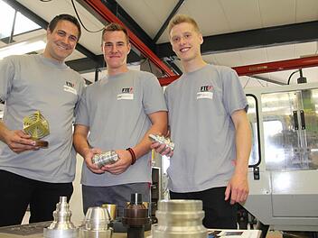 Die drei Auszubildenden Andreas Platzer, Christopher Götz und Lucas Müller (von links) präsentierten voller Stolz die von ihnen mit großer Präzision gefertigten Werkstücke. Fotos: Helmut Will