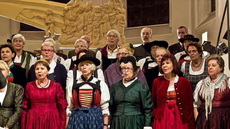Ein stimmungsvolles Adventskonzert erlebten zahlreiche Zuhörer in der Heilig-Kreuz-Kirche. Im zweiten Teil sang der Gauverbands-Chor der Stadt Salzburg. Foto: jochen Berger
