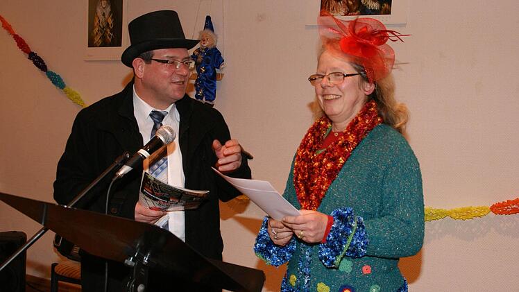 "Also, Leute kennen Sie. Die sind schon sehr fragwürdig". Sichtlich Freude an ihrem Vortrag als Zugreisende hatten Pfarrer Thomas Klemm und Pastoralreferentin Barbara Heinrich. Foto: Sabine Weinbeer