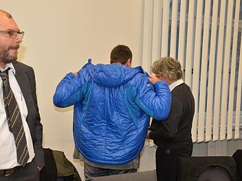 Am Morgen von Verhandlungstag Nummer 38 ahnte wohl keiner, dass es ein so langer und intensiver Prozesstag werden würde. Das Bild zeigt Verteidiger Dieter Widmann, Heinz W. und Verteidiger Klaus Bernsmann (von links). Foto: Ronald Rinklef