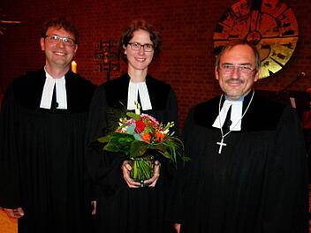Dekan Andreas Kleefeld (rechts) verabschiedete aus St. Markus das Pfarrersehepaar Kathrin Zagel-Busch (Mitte) und Heinrich Busch (links) mit nachdenklich Worten. Foto: Lothar Weidner