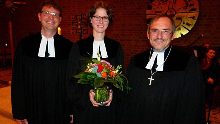 Dekan Andreas Kleefeld (rechts) verabschiedete aus St. Markus das Pfarrersehepaar Kathrin Zagel-Busch (Mitte) und Heinrich Busch (links) mit nachdenklich Worten. Foto: Lothar Weidner