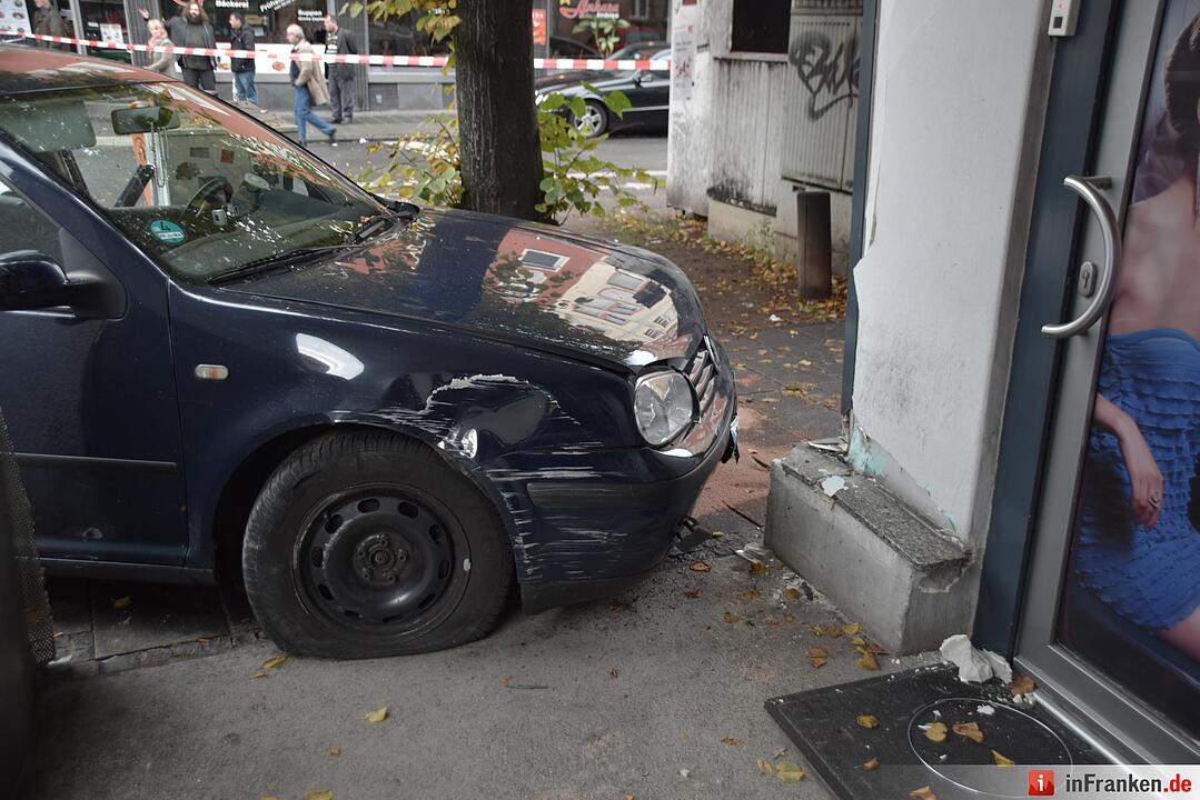 Nürnberg-Südstadt: Pkw rammt Straßenbahn