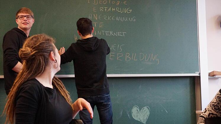 Rabea Brandt lässt Schüler an die Tafel notieren, was ihnen zum Wort Identität einfällt. Foto: Arkadius Guzy