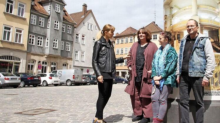 Sie wollen den Kirchhof und die kleinen Geschäfte darumherum stärker ins Bewusstsein rücken (von links): Silke Jaeger, Kerstin Schmidt, Gila Dressel und Thomas Kiederle. Foto: Simone Bastian