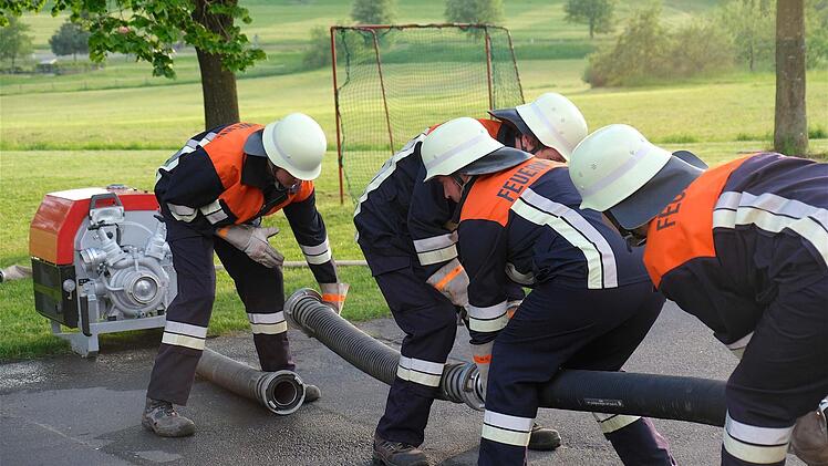 Bei der Leistungsprüfung der Feuerwehr Völkersleier haben alle bestanden. Foto: Gerd Schaar