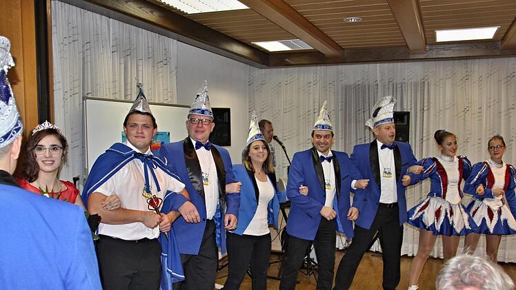 Schunkeln des  Sechserrates mit Gardemädels. Foto: Helmut Will