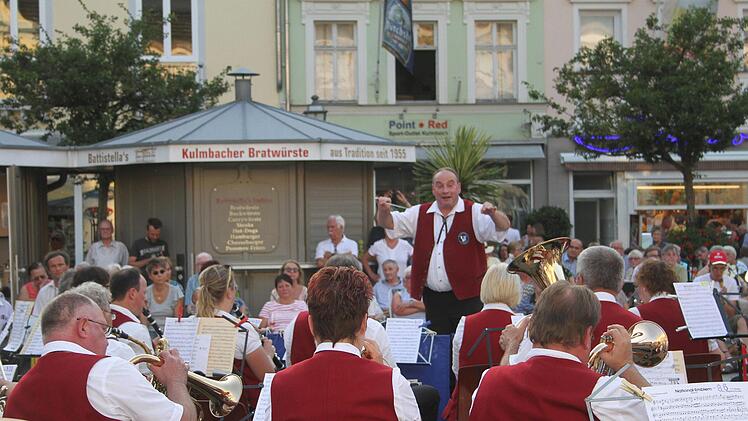 Die Stadtkapelle Kulmbach verzauberte Blasmusikfans mit ihren Weisen auf dem Kulmbacher Marktplatz.Sonny Adam