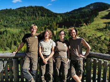 Die vier neuen Ranger Martin Kreisel (von links), Dr. Melanie Chist&eacute;, Julia Dummert, Johannes Stemper Foto: Naturpark Fr&auml;nkische Schweiz-Frankenjura
