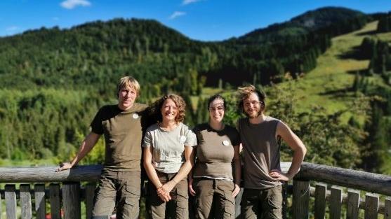 Die vier neuen Ranger Martin Kreisel (von links), Dr. Melanie Chist&eacute;, Julia Dummert, Johannes Stemper Foto: Naturpark Fr&auml;nkische Schweiz-Frankenjura