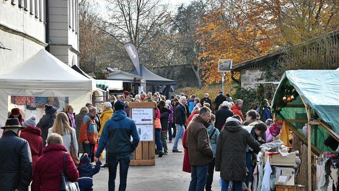 Eine überaus großen Besuch verzeichnete auch in diesem Jahr wieder der Bildhäuser Weihnachtsmarkt. Im Außenbereich des ehemaligen Klosters gab es zahlreiche Stände, unter anderem mit Kunsthandwerk. Foto: Hanns Friedrich