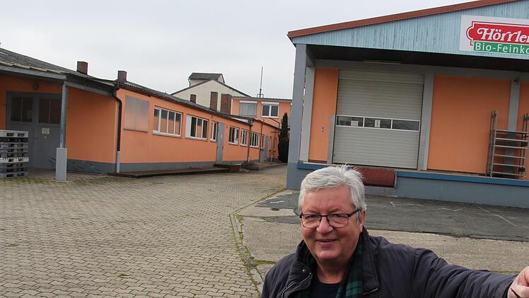 Hans-Peter Hörrlein sucht aktuell Mieter. Denn  mit der  Bebauung des Firmengeländes neben dem Seeside (siehe Luftbild von 2017) wird es noch etwas dauern. C. Bauriedel /Luftbild:K. Strienz