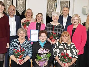 Die Geehrten der Frauen-Union Altenkunstadt mit CSU-Kreisvorsitzender Emmi Zeulner (li.), B&uuml;rgermeister Robert H&uuml;mmer (Zweiter v. l.) und FU-Ortsvorsitzender Melita Braun (Zweite v. re.).