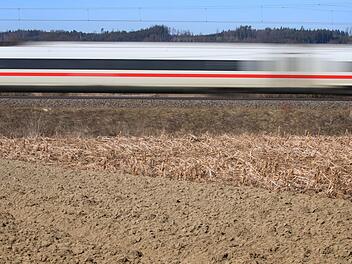 ICE auf Bahnstrecke Augsburg-Ulm