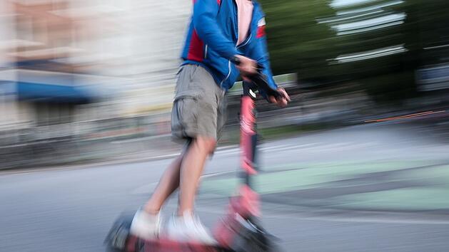 Ekel-Vorfall in Bayreuth: Studentin von vorbeifahrendem E-Scooter-Fahrer angespuckt