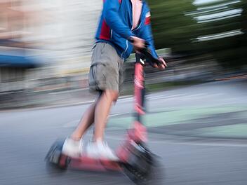 Schweinfurt: E-Scooter-Fahrer (16) schwer verletzt - Notarzteinsatz