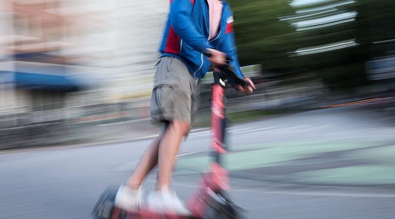 Schweinfurt: E-Scooter-Fahrer (16) schwer verletzt - Notarzteinsatz