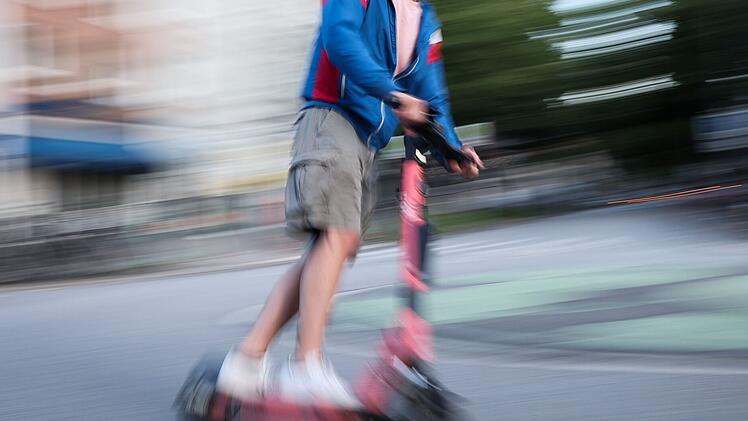 Ekel-Vorfall in Bayreuth: Studentin von vorbeifahrendem E-Scooter-Fahrer angespuckt