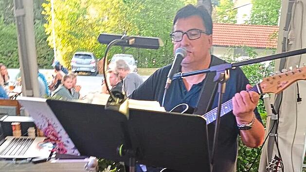 Rainer F&ouml;rtsch spielt zugunsten von &bdquo;1000 Herzen&ldquo; im Braugarten Schm&ouml;lz.Karl- Heinz Hofmann