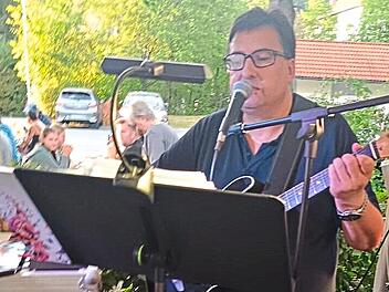 Rainer F&ouml;rtsch spielt zugunsten von &bdquo;1000 Herzen&ldquo; im Braugarten Schm&ouml;lz.Karl- Heinz Hofmann