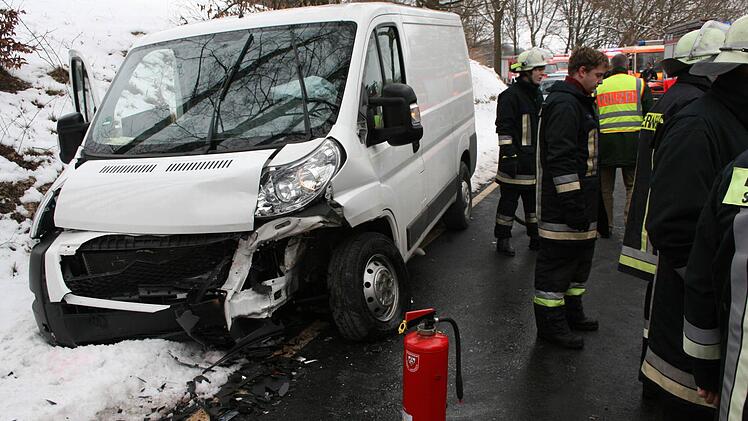 Der Kleintransporter wurde im Frontbereich so stark beschädigt, dass von einem Totalschaden auszugehen ist.