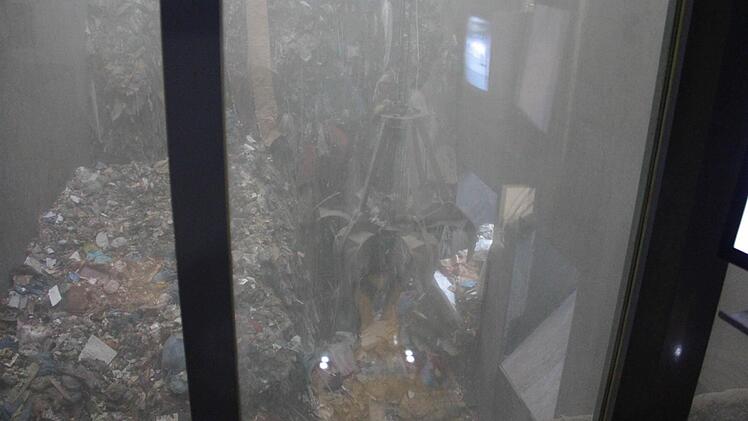 600 Tonnen Müll werden täglich angeliefert: Blick von der Kran-Kanzel in den Müllbunker.