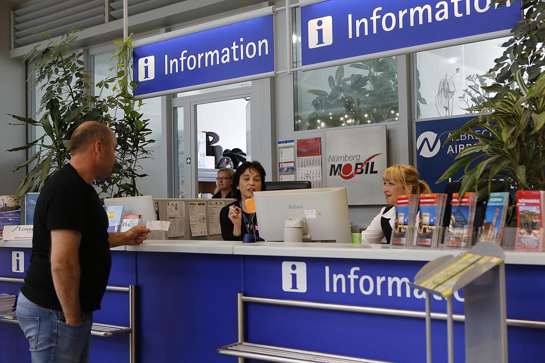 In den Terminals:  Riesige Hallen – 200, 300 Meter lang, laden regelrecht dazu ein, sich darin zu verlaufen. Die Mitarbeiterinnen an der Information sind dazu da, um genau das zu verhindern. Was nicht immer leicht ist. Weil viele Passagiere ihr Ticket online buchen und sich dann um alles weitere selbst kümmern müssen.  So mancher Kunde hat jedoch auch Zeitprobleme. Mitarbeiter erzählen, wenn der Flieger am Sonntag um 2 Uhr abhebt, kämen manche Fluggäste erst am Montag um 2 Uhr. Peinlich. Da ist