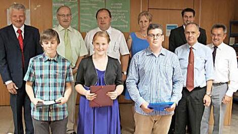 Die drei Besten der Abschlussklasse der Mittelschule Marktleugast (von links) Christian Mockert, Melissa Odörfer und Patrick Buß. Mit im Bild (hintere Reihe, von links): Siegfried Stößlein, Siegfried Sesselmann, Werner Burger (Grafengehaig), Ramona Fichtner (Elternbeirat), Franz Uome (Marktleugast) und Konrektor Theo Schramm. Foto: Klaus Klaschka