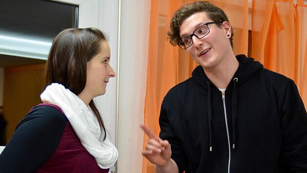 Laura Rottenberger und Florian Hein spielen zwei Jugendliche, die sich ineinander verlieben. Hier proben sie eine Szene, stehen im Kindergarten Burkardroth. Da die Theatergruppe keine eigenen Prober&auml;ume hat, darf sie jedes Jahr einen Raum der Einrichtung nutzen. Foto: Kathrin Kupka-Hahn