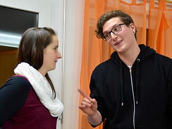 Laura Rottenberger und Florian Hein spielen zwei Jugendliche, die sich ineinander verlieben. Hier proben sie eine Szene, stehen im Kindergarten Burkardroth. Da die Theatergruppe keine eigenen Proberäume hat, darf sie jedes Jahr einen Raum der Einrichtung nutzen. Foto: Kathrin Kupka-Hahn